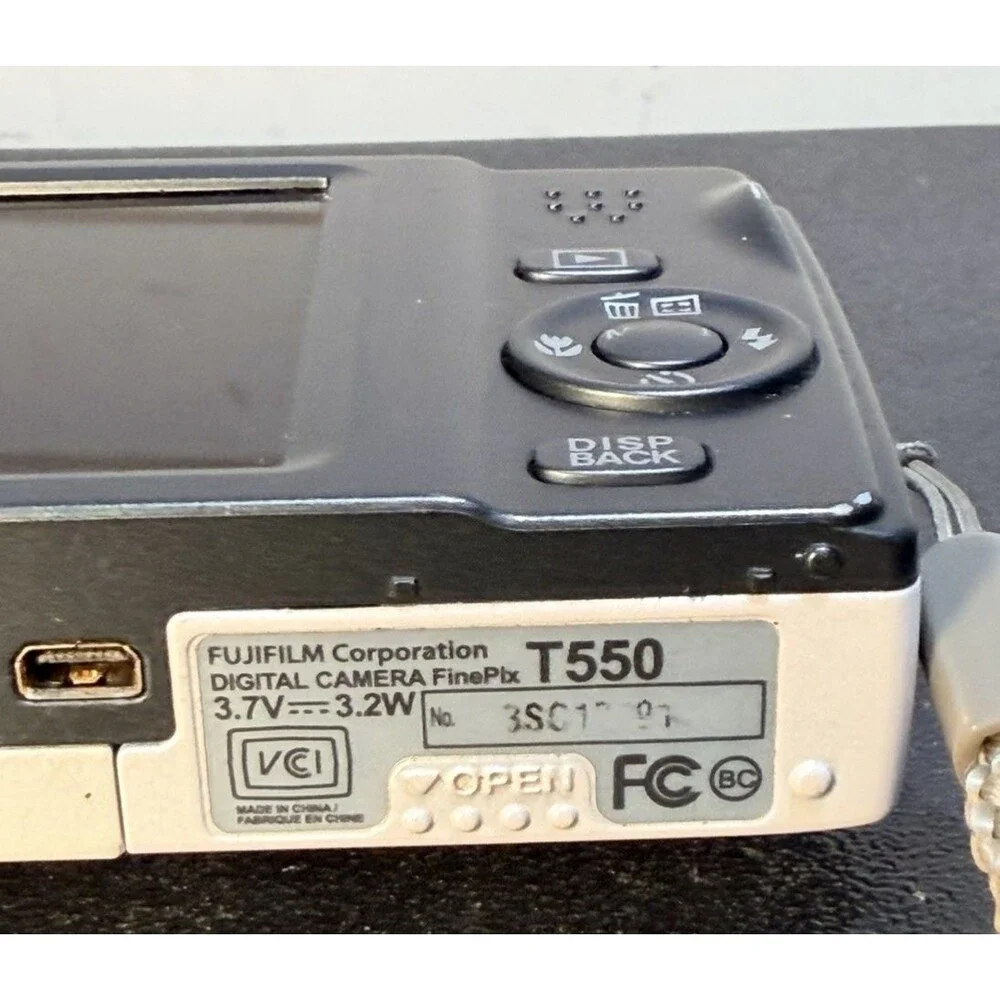 Fujifilm finepix T550 White Digital Camera 16MP - 8 GB SD Card  & 3 Batteries